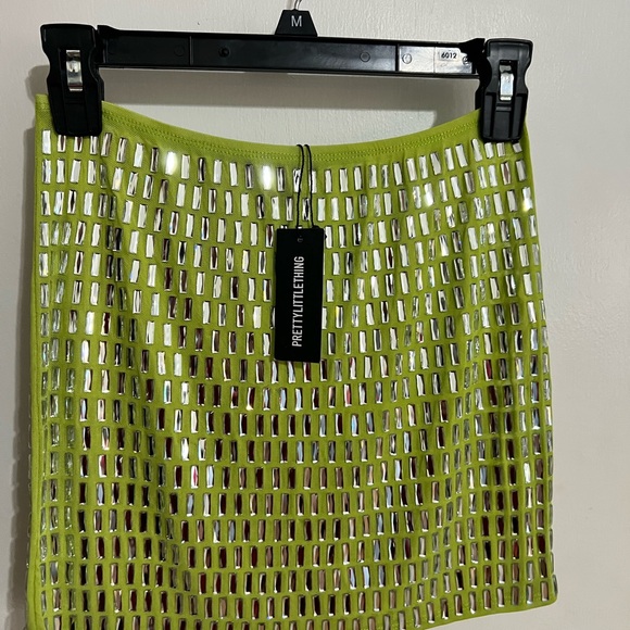 PrettyLittleThing Neon Green Cutout Mini Skirt - Picture 1 of 4